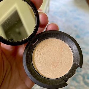 BECCA Cosmetics Mini Highlighter